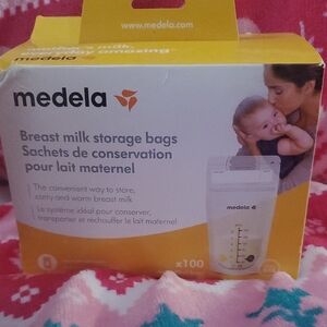 The image shows a box of Medela Easy Pour Breast Milk Storage Bags